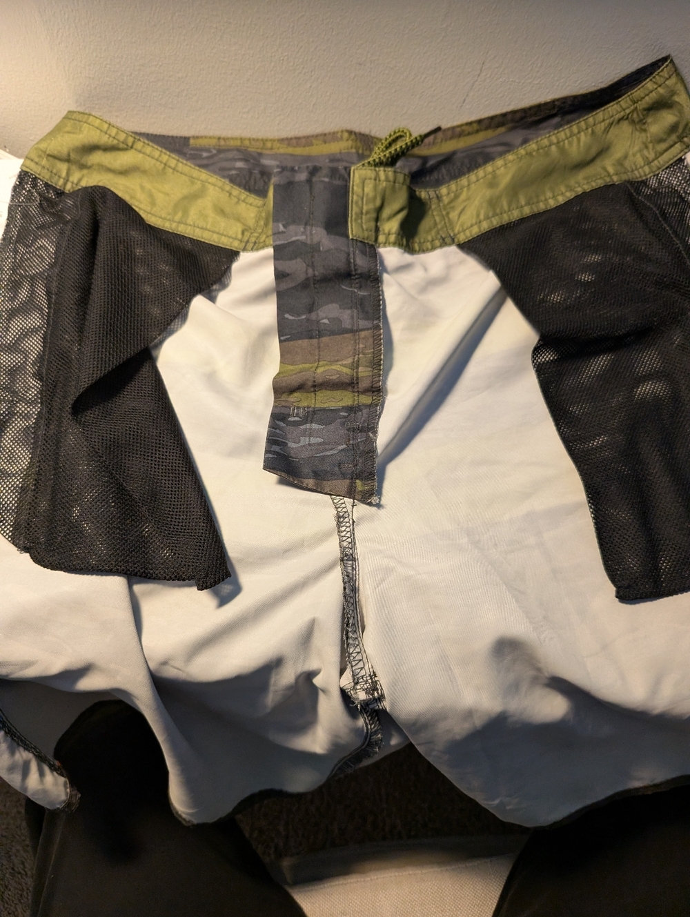 American Eagle Men’s Board Shorts Large Tiger Camo Green Gray Orange Piping - Picture 11 of 11